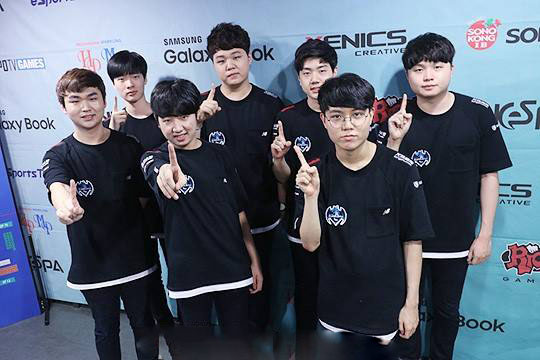 对手在LPL十周年舞台再次相遇，一起见证新十年首冠，无畏竞巅峰！