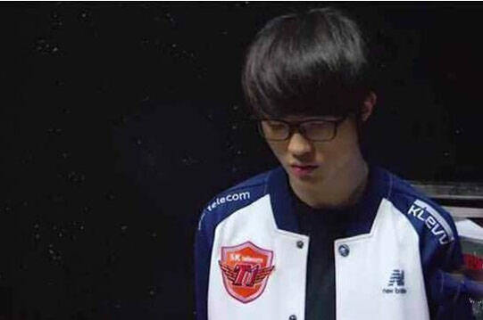 今日，LCS赛区的FLY战队官宣了前KT中单选手VicLa的加入，在2022LCK夏季赛VicLa获得了年度最佳新秀的荣誉。